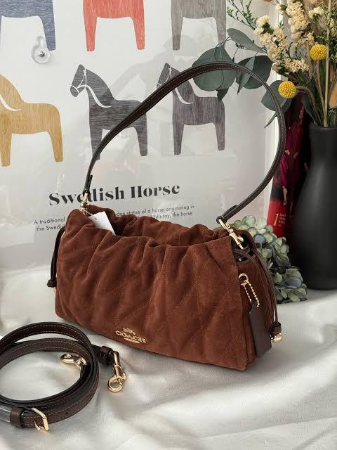 COACH Faye Shoulder Bag
With Quilting DARK BROWN